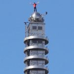 Americky horolezec Honnold sa bez istenia vysplhal na jednu z najvyssich budov na svete