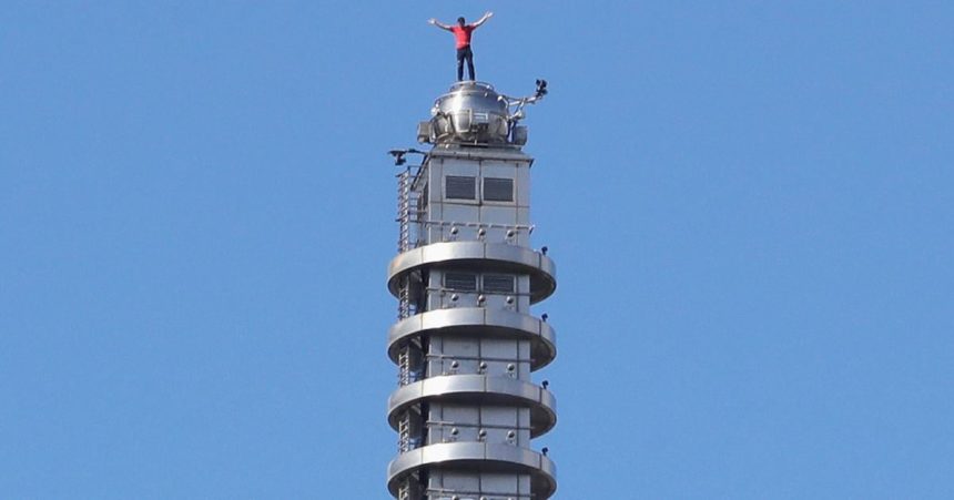Americky horolezec Honnold sa bez istenia vysplhal na jednu z najvyssich budov na svete