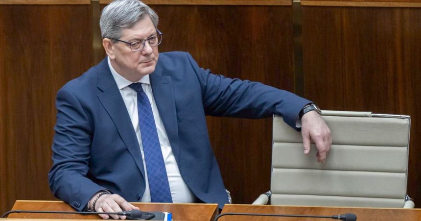 B Susko Ustavny sud SR je neprimerane zatazeny agendou prietahov v konani