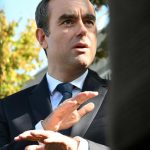 Francuzska vlada prezila oba pokusy o vyslovenie nedovere