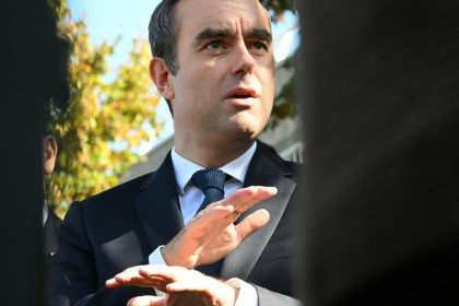 Francuzska vlada prezila oba pokusy o vyslovenie nedovere