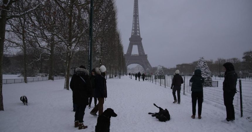 Francuzsko Sneh a mrazy ochromili dopravu v Parizi
