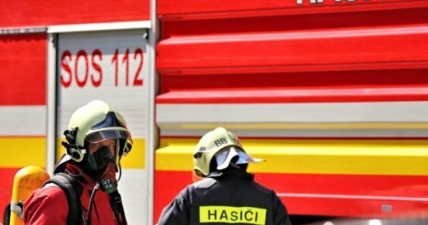 Hasici hasia poziar zahradnej chatky v Detve