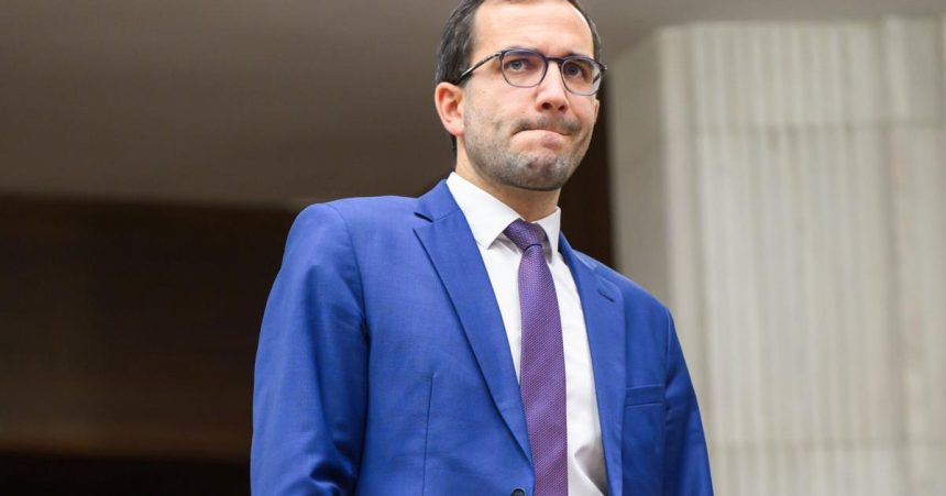 Hnutie Slovensko vyzvalo nespokojnych koalicnych politikov aby zosadili vladu