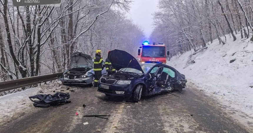 Medzi Rakosom a Slancom doslo k zrazke troch aut traja ludia utrpeli zranenia