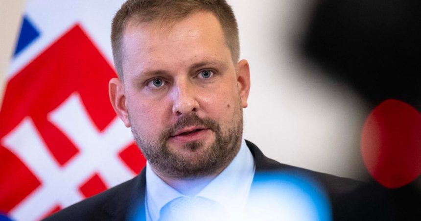 Minister Sasko predstavil poslancom plan narodnej nemocnice vo Vajnoroch