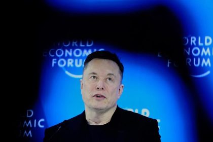 Musk Tesla by mohla zacat predavat humanoidne roboty do konca roka 2027