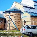 Pravoslavni veriaci sa modlia v provizoriu