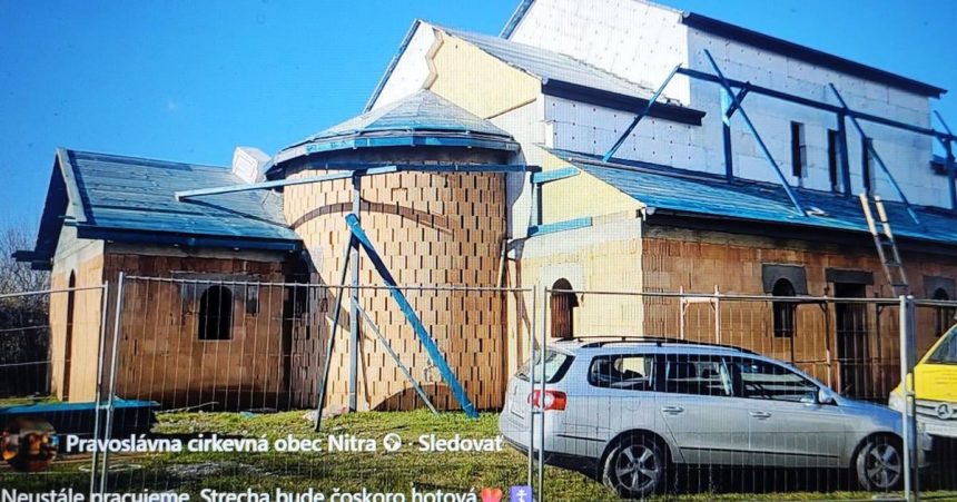 Pravoslavni veriaci sa modlia v provizoriu