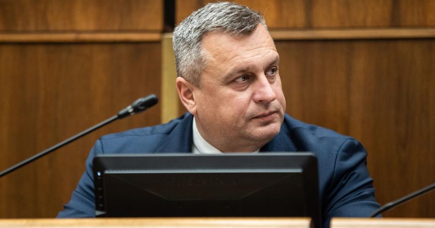 SNS stiahla z rokovania schodne navrh na tresty za extremizmus