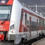 Vlak napadol dvoch cestujucich skoncili v nemocnici