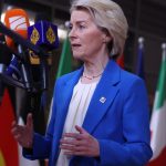 WEF Von der Leyenova pohrozila Trumpovi adekvatnou odpovedou na americke cla