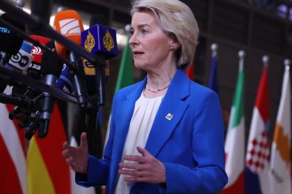 WEF Von der Leyenova pohrozila Trumpovi adekvatnou odpovedou na americke cla