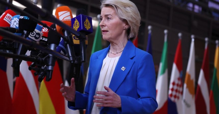 WEF Von der Leyenova pohrozila Trumpovi adekvatnou odpovedou na americke cla