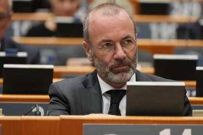Weber Poziciu predsedu Evropskej komisie a Rady by mala zastavat jedna osoba
