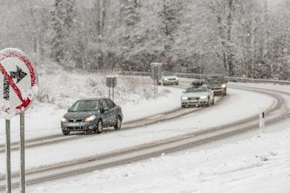 ZJAZDNOST Mnohe cesty zjazdne avsak s obmedzeniami Silne snezenie hlasia na hornom Povazi Kysuciach a v oblasti Strby
