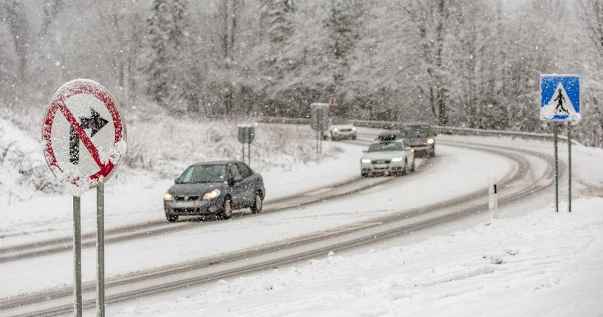 ZJAZDNOST Mnohe cesty zjazdne avsak s obmedzeniami Silne snezenie hlasia na hornom Povazi Kysuciach a v oblasti Strby