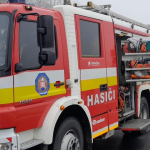 Zrazka auta s kamionom uzavrela cestu a sposobila zranenia