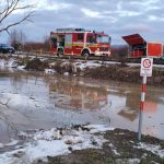 pre upchaty priepust sa potok v humennom vybrezil voda zaplavila cestu