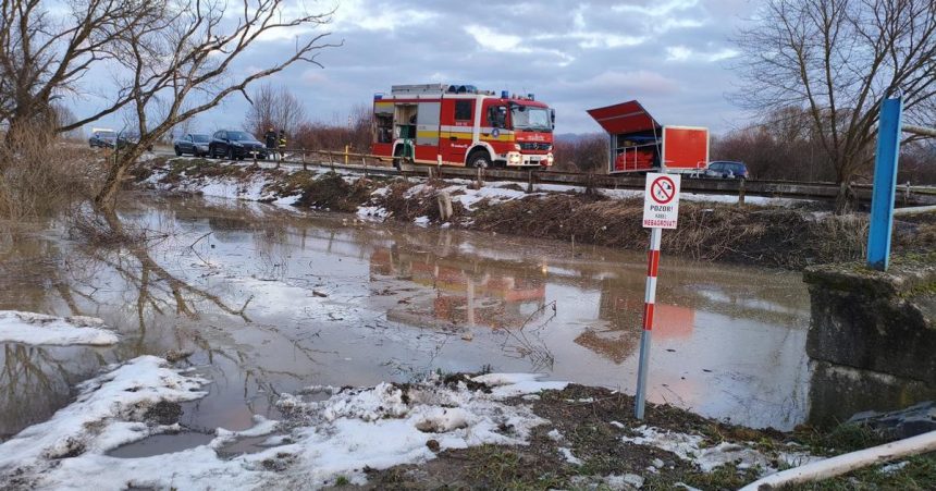 pre upchaty priepust sa potok v humennom vybrezil voda zaplavila cestu
