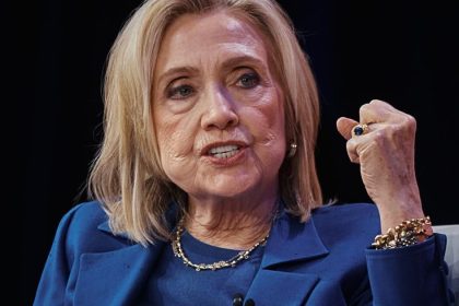 Clintonova chce aby Trump vypovedal v kauze Epstein