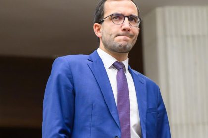 Hnutie Slovensko kritizuje navrhy na zrusenie hlasovania postou zo zahranicia