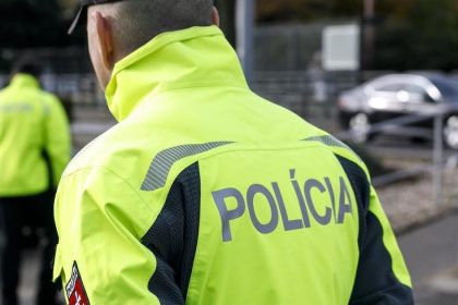 Hnutie Slovensko kritizuje vladu za to ze policajtom a hasicom klesaju platy
