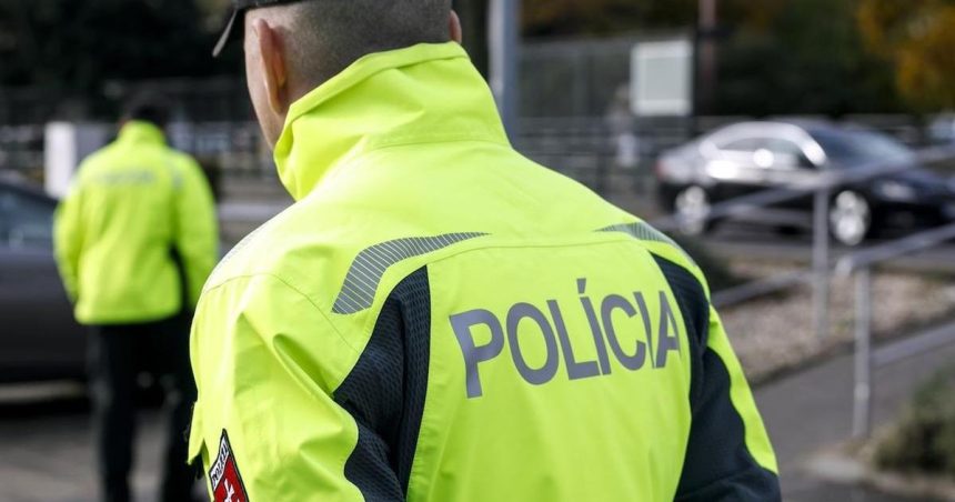 Hnutie Slovensko kritizuje vladu za to ze policajtom a hasicom klesaju platy