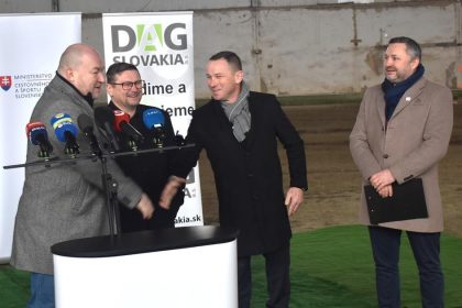 Huliak Na kona nesadnem ale dcera ich miluje Minister spustil vystavbu jazdeckeho centra