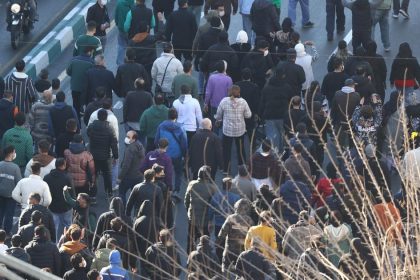 Iranska policia zadrzala styroch cudzincov pre ucast na protestoch