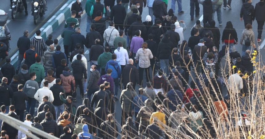 Iranska policia zadrzala styroch cudzincov pre ucast na protestoch