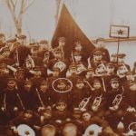 Jeden sedel v lavici s buducim vodcom Tretej rise druhy dezertoval z fronty Zmenili hudobny zivot mesta