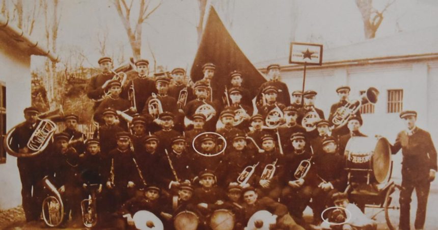 Jeden sedel v lavici s buducim vodcom Tretej rise druhy dezertoval z fronty Zmenili hudobny zivot mesta