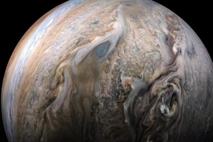 Jupiter je mensi a plochy Vedcom pomohli merania z obtaznej planety