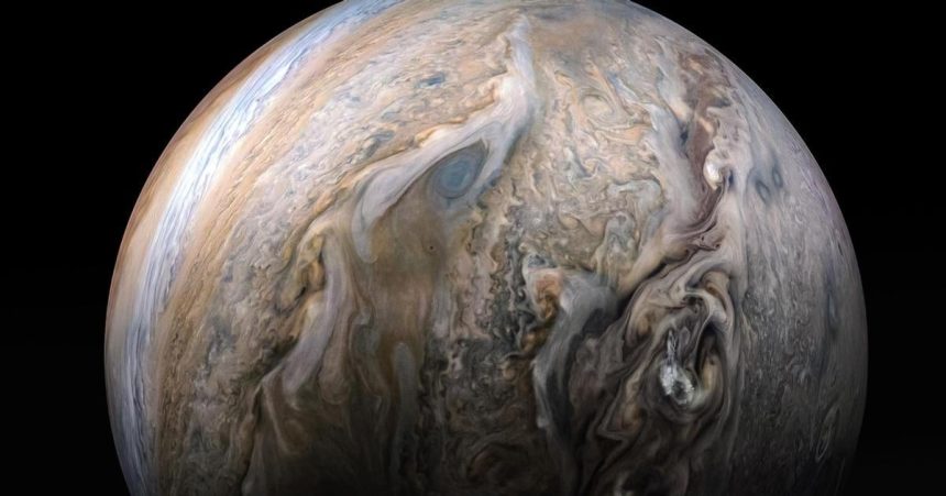 Jupiter je mensi a plochy Vedcom pomohli merania z obtaznej planety