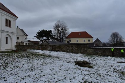 Kedysi bol skryty v stromoch dnes je otvoreny pre ludi Kastiel v Cachticiach ziska novu zahradu