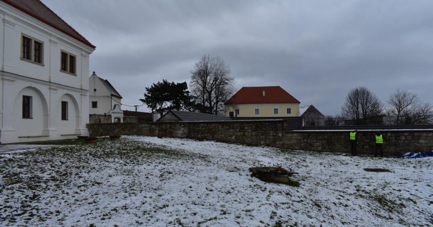 Kedysi bol skryty v stromoch dnes je otvoreny pre ludi Kastiel v Cachticiach ziska novu zahradu