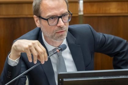 Kotalar je obvineny z tvrdeni o toxicite vakcin tvrdi poslanec Szalay