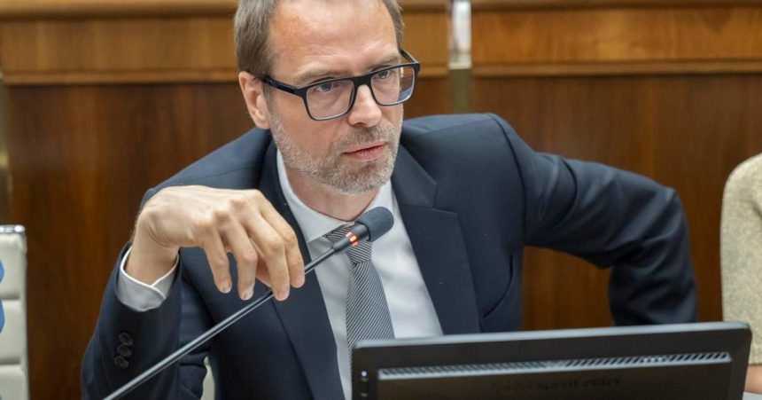 Kotalar je obvineny z tvrdeni o toxicite vakcin tvrdi poslanec Szalay