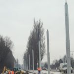 Kovova aleja mohutnych stlpov lemujuca modernizovanu trat Ini ich davaju menej a ani tak nekricia