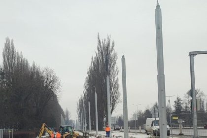 Kovova aleja mohutnych stlpov lemujuca modernizovanu trat Ini ich davaju menej a ani tak nekricia