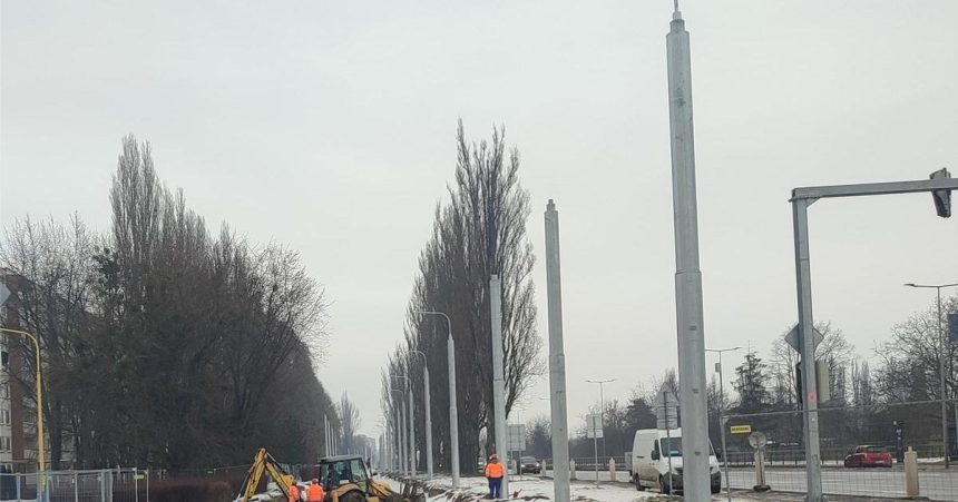 Kovova aleja mohutnych stlpov lemujuca modernizovanu trat Ini ich davaju menej a ani tak nekricia