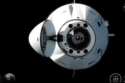 Kozmicka lo Crew Dragon so tyrmi lenmi posdky sa pripojila k ISS