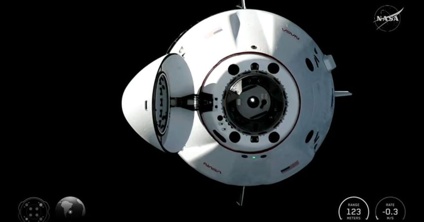 Kozmicka lo Crew Dragon so tyrmi lenmi posdky sa pripojila k ISS