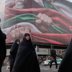 Na iranckych uliciach je pat protestujucich rezim sa pripravuje na moznu vojnu a na svoju existenciu