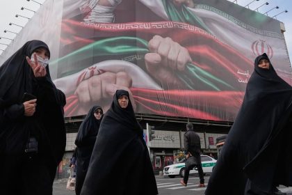 Na iranckych uliciach je pat protestujucich rezim sa pripravuje na moznu vojnu a na svoju existenciu