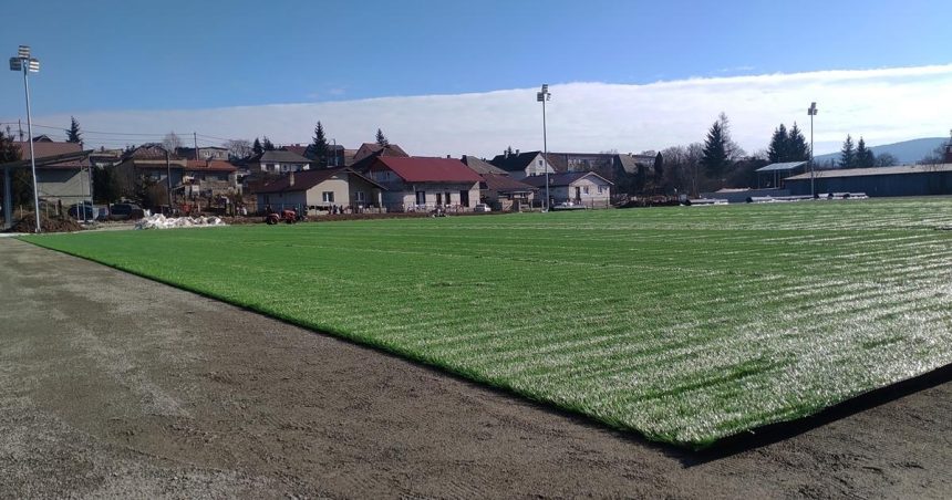 Nalepena trava sfalsovane dokumenty no vinnika niet Uradnici uverili fotografiam z e mailu