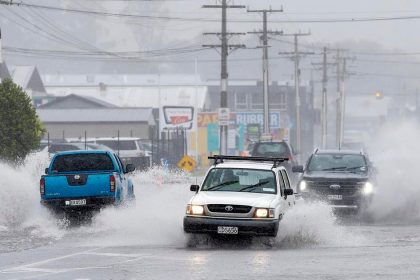 Novy Zeland Povodne si vyziadali jednu obet tisice ludi su bez elektriny