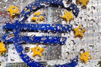 Obchodny prebytok eurozony na konci roka medzirocne klesol o viac ako miliardu eur