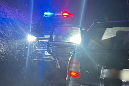 Odic pod vplyvom drog so zakazom soferovania narazil do auta policajnej hliadky